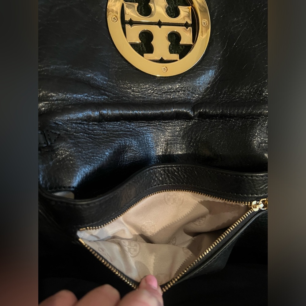 Tory Burch Reva Clutch medium size leather bag with removable adjustable strap - Picture 4 of 13